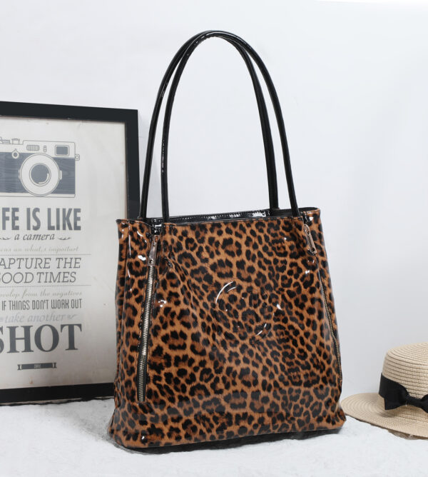 25440  Leopard Print Patent Tote Bag