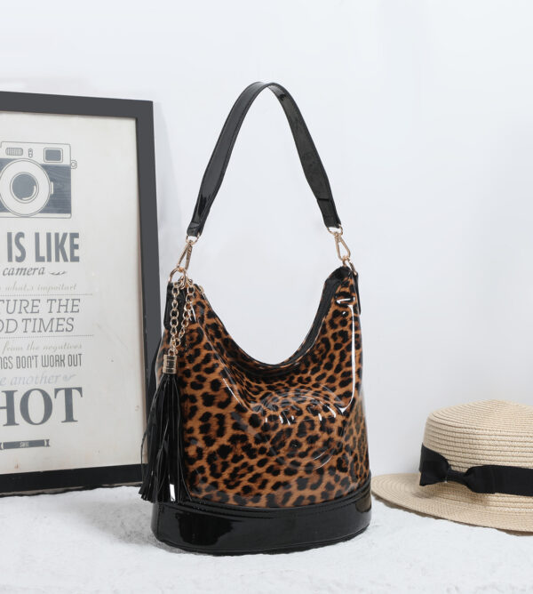 25439  Leopard Print Patent Shoulder Bag