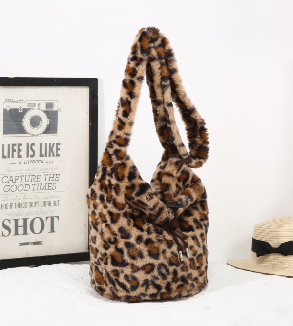 25429  Leopard Print Faux Fur Crossbody Bag